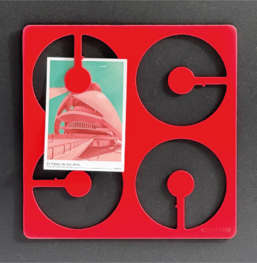 Memotile rojo con postal enganchada